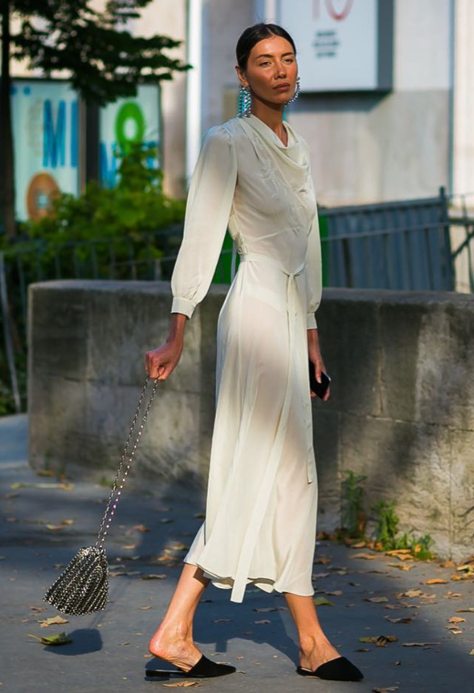 Mιλάνο με λευκό φόρεμα