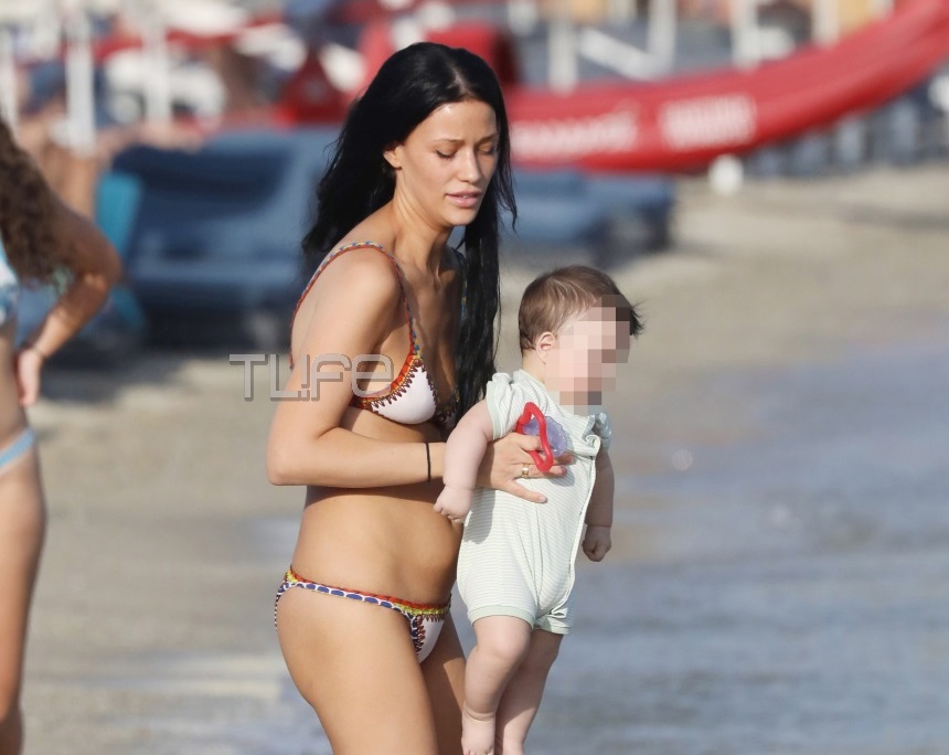 Αθηνά Πικράκη: Χωρίς ρετούς στην παραλία δέκα μήνες μετά την γέννηση του γιου της! Φωτογραφίες