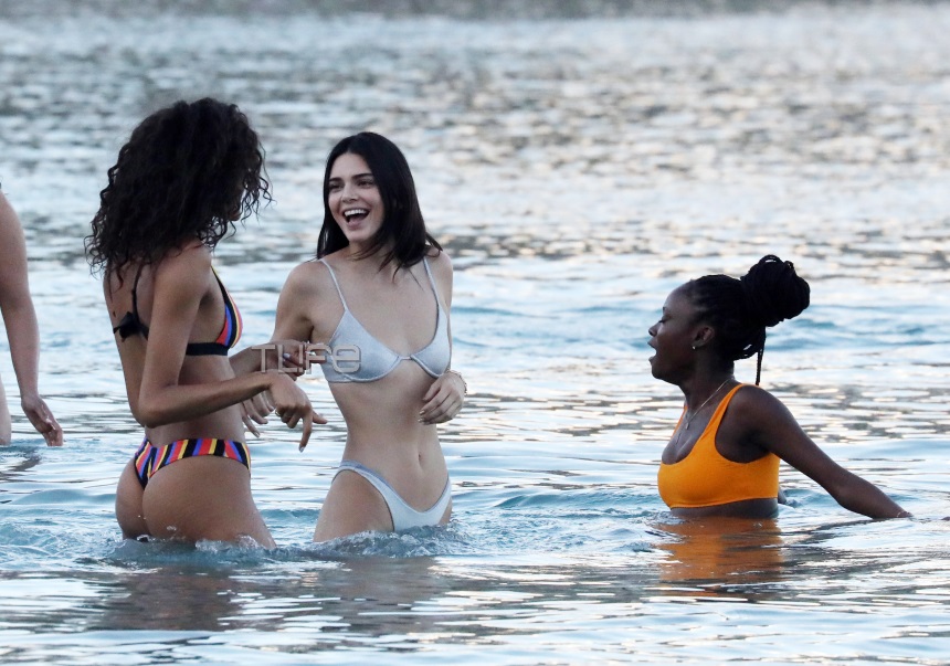 Kendall Jenner: Ξέφρενες στιγμές με τις φίλες της σε παραλία της Μυκόνου! Φωτογραφίες