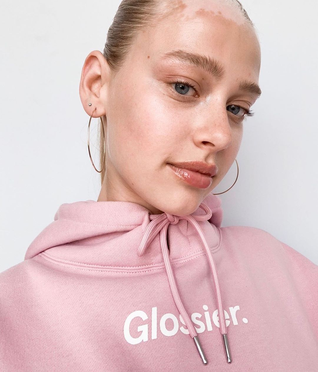 OMG! Τα Glossier λανσάρουν συλλεκτική σειρά ρούχων!