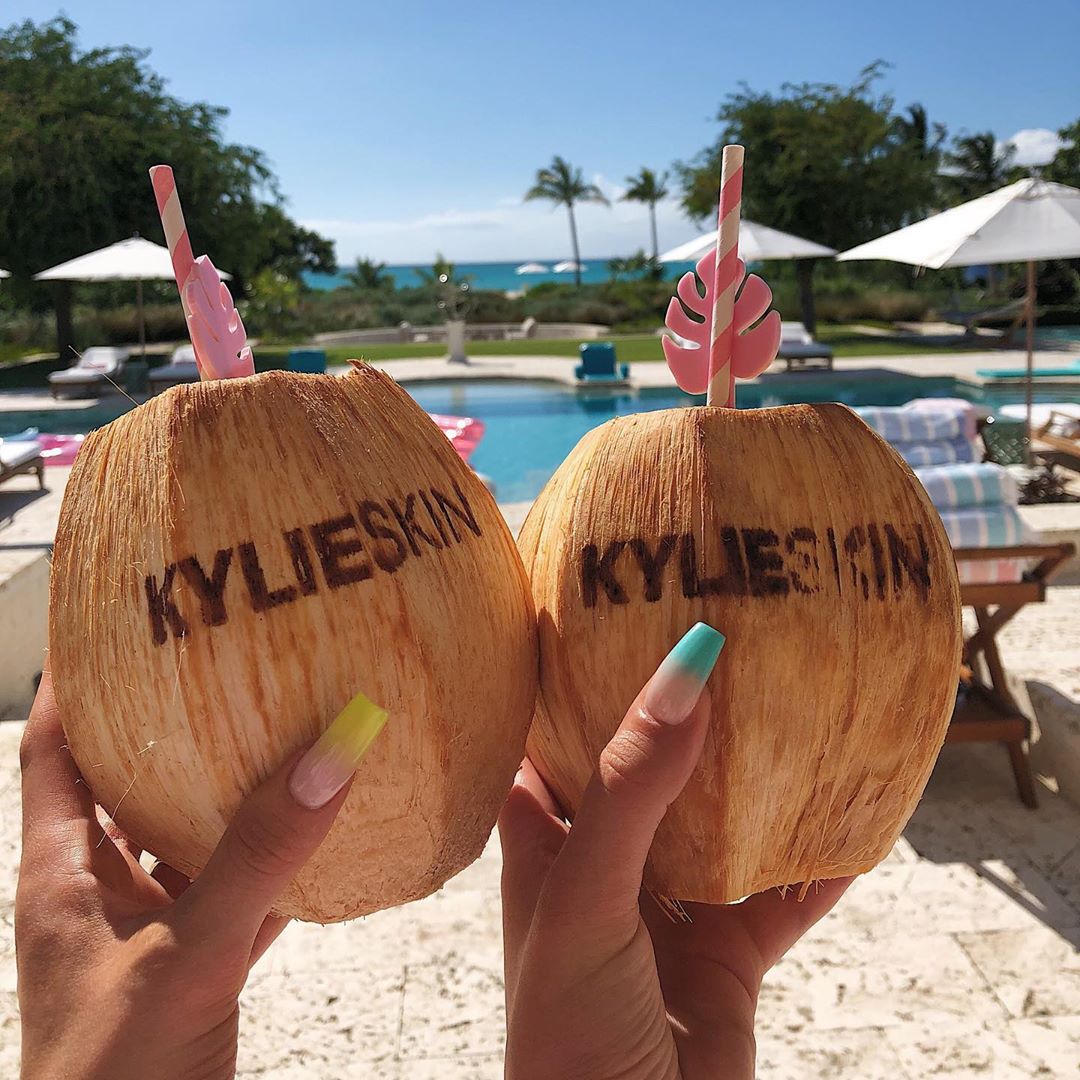 Η Kylie Jenner λανσάρει αντηλιακό λάδι και προϊόντα σώματος με καρύδα!