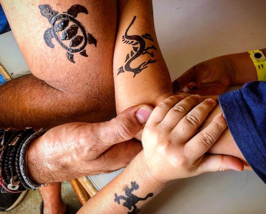 Διάσημος Έλληνας μπαμπάς έκανε τατουάζ μαζί με τα παιδιά του – Δες για ποιον πρόκειται! [pic]