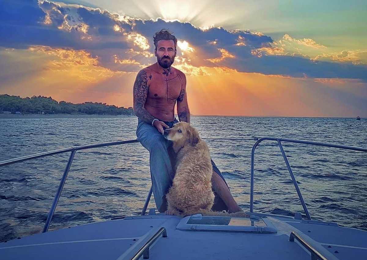 Γιώργος Μαυρίδης: Στη Χαλκιδική με αιθέριες υπάρξεις πάνω σε νέο σκάφος του! [video]