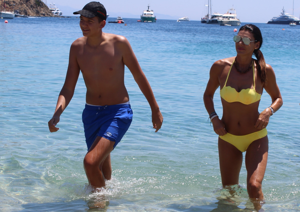 Σοφία Παθέκα: Βουτιές σε παραλία της Μυκόνου παρέα με τον 14χρονο γιο της, Θάνο! [pics]