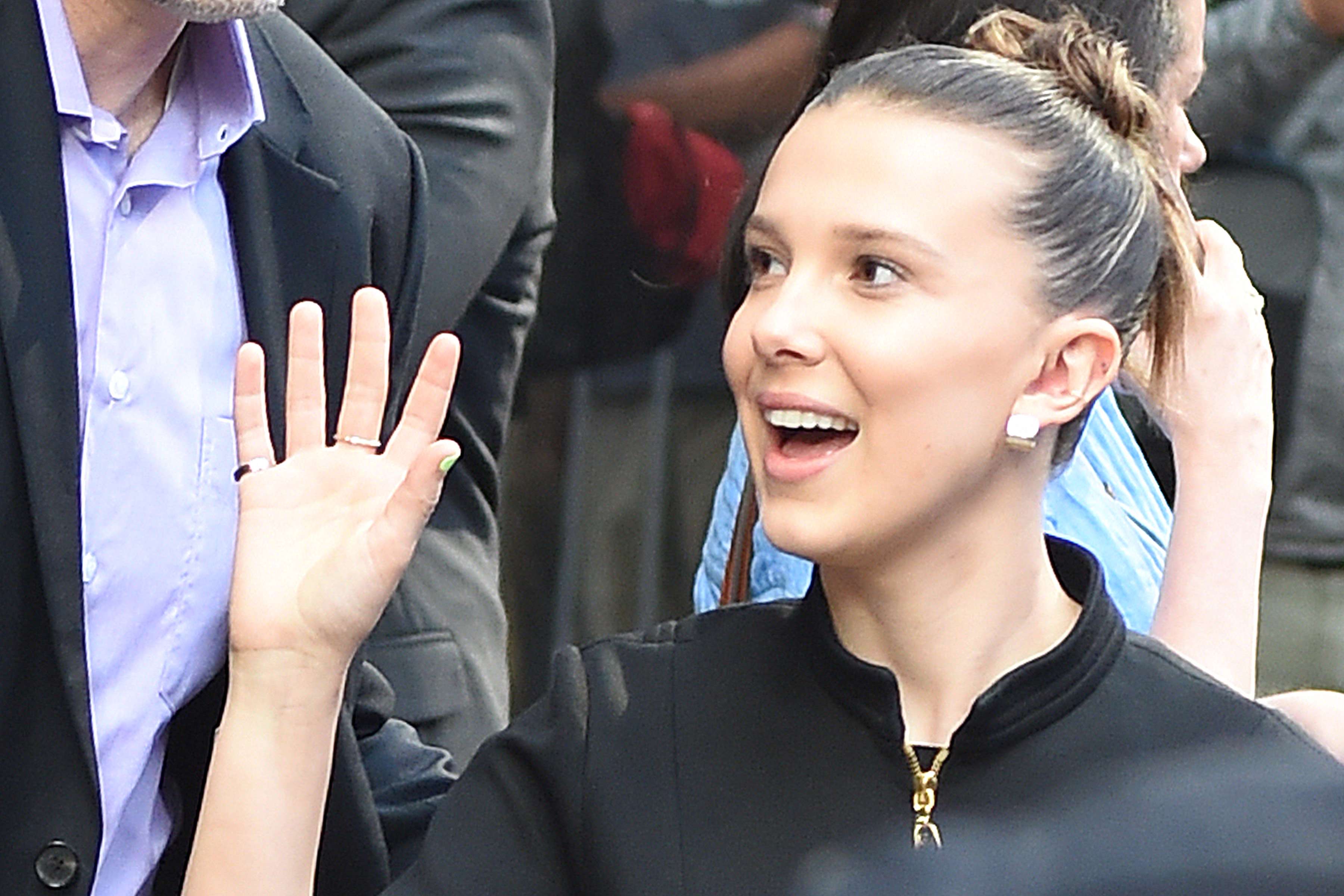 Η Millie Bobby Brown έβαλε ασημένιους κρίκους στα μαλλιά της και είμαστε ενθουσιασμένοι!