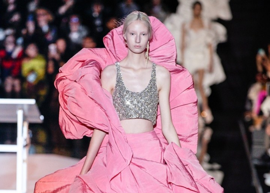 Ξεκίνησε η Haute Couture εβδομάδα μόδας στο Παρίσι: Τι είδαμε στο show της Schiaparelli