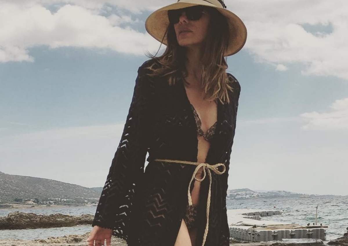 Δέσποινα Βανδή: Δες την τραγουδίστρια να χορεύει στην παραλία φορώντας το μπικίνι της! [video]