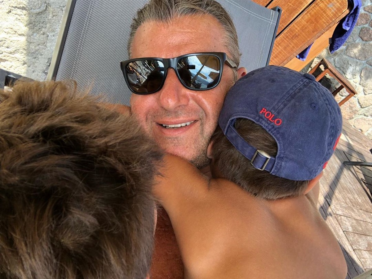 Γιώργος Λιάγκας: Κάνει water sports στην Τήνο μαζί με τους γιους του! [pics]