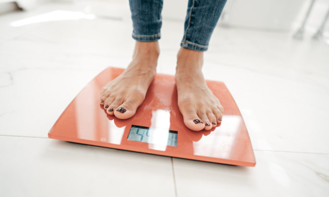 Τόσα κιλά πρέπει να αφαιρείται όταν ανεβαίνετε στην ζυγαριά με ρούχα