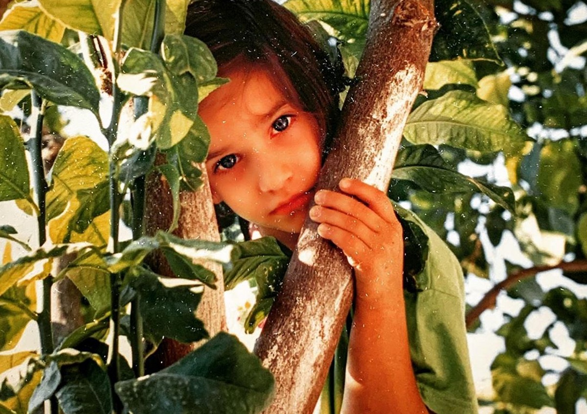 Αναγνωρίζεις το κοριτσάκι της φωτογραφίας; Είναι γνωστή Ελληνίδα ηθοποιός! [pics]