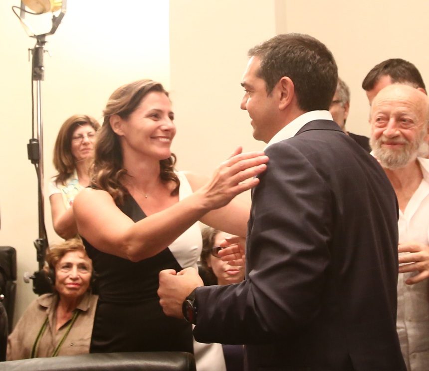 Μπέττυ Μπαζιάνα: Το χαμόγελο και η γλυκιά αγκαλιά στον Αλέξη Τσίπρα μετά την ήττα! Φωτογραφίες | tlife.gr