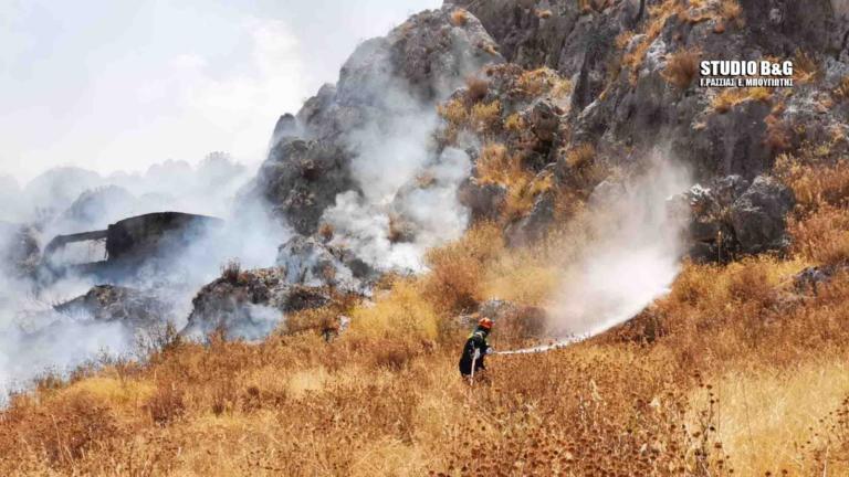 Ναύπλιο: Πρόλαβαν τις φλόγες πριν τα σπίτια – Μαίνεται η φωτιά