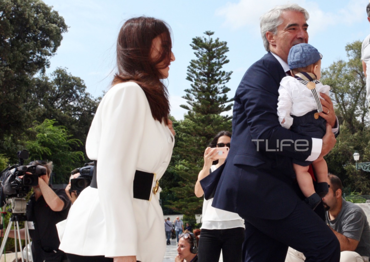 Σίμος Κεδίκογλου: Με την κούκλα σύζυγό του και τον επτά μηνών γιο τους στην ορκωμοσία της Βουλής [pics]