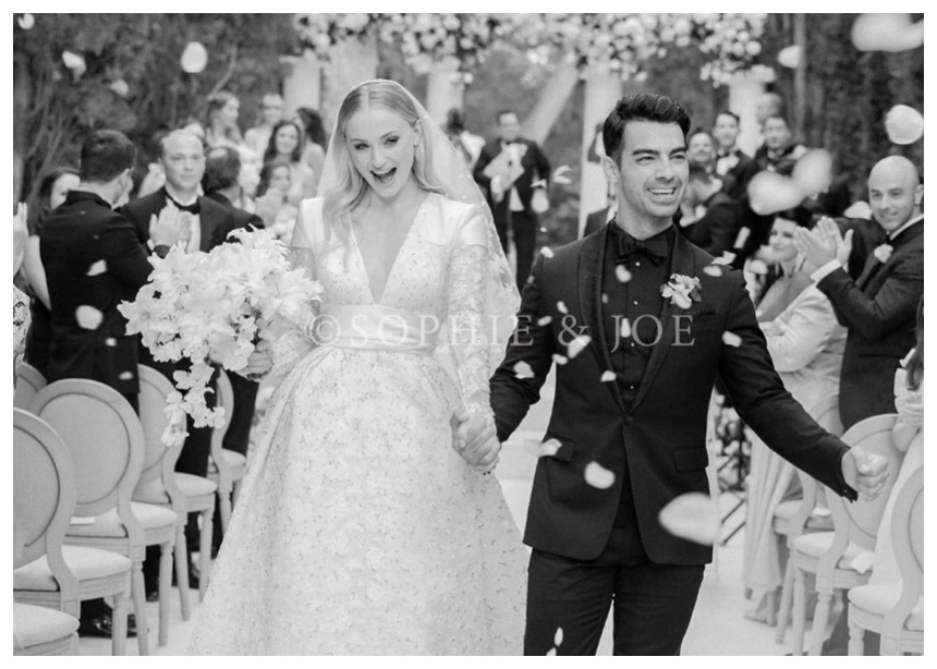 Η Sophie Turner παντρεύτηκε δύο φορές με δύο νυφικά!Eσύ ποιό θα επέλεγες;