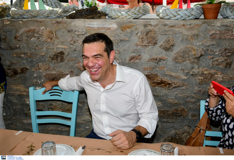 Αλέξης Τσίπρας: Στο Λαύριο για ουζάκι με τους δημοσιογράφους