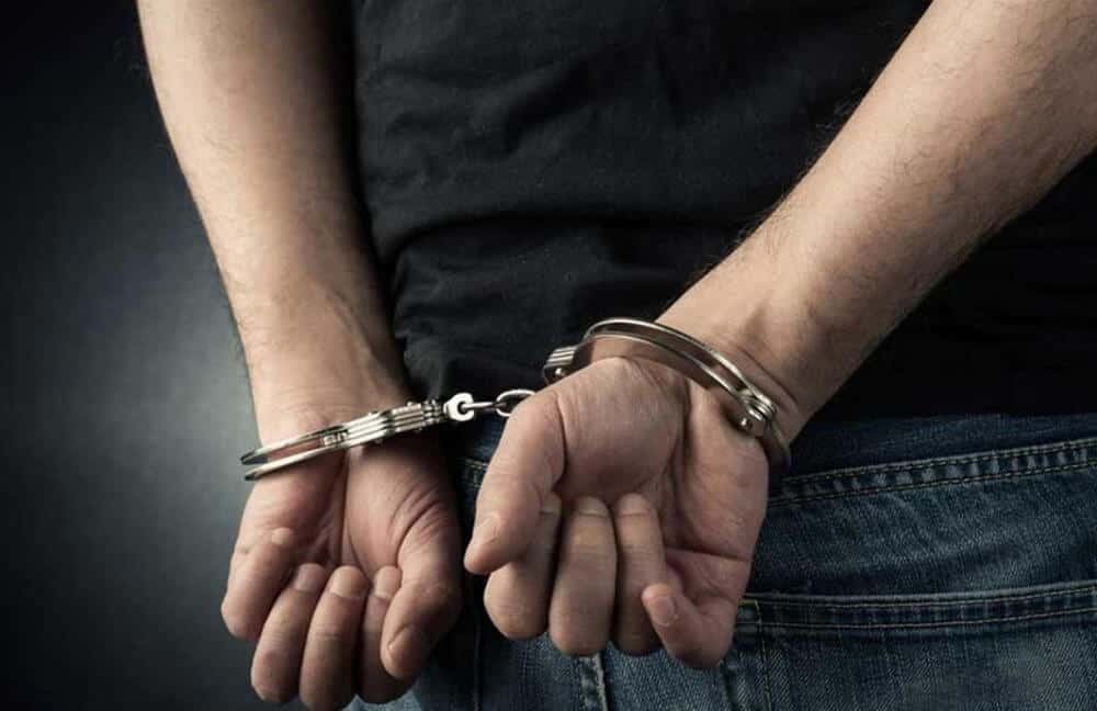 Σοκ στη σόουμπιζ: Συνελήφθη γνωστός τραγουδιστής – Κατηγορείται για παιδική πορνογραφία