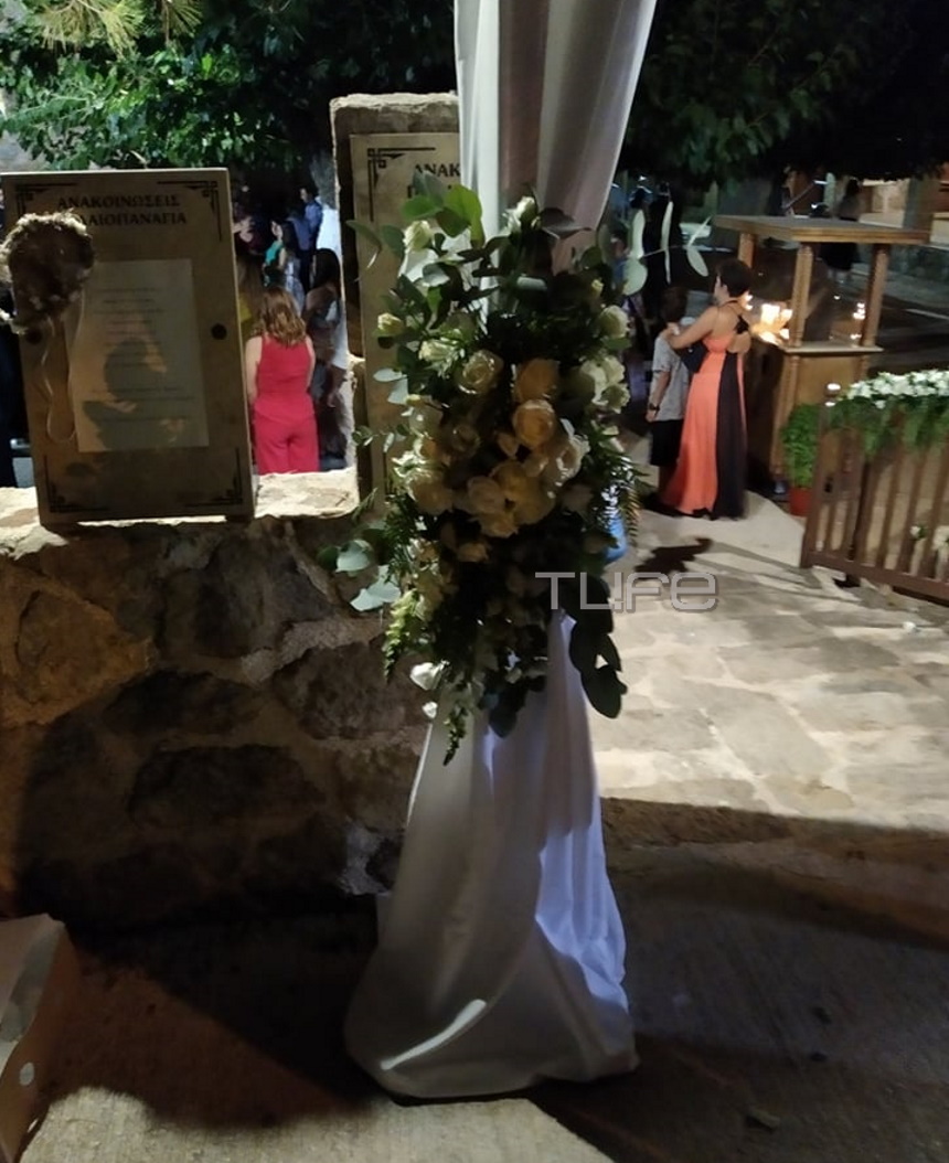 Παντρεύτηκε η Ευρυδίκη -Το ιδιαίτερο και εντυπωσιακό νυφικό διά χειρός Κουδουνάρη (εικόνες)