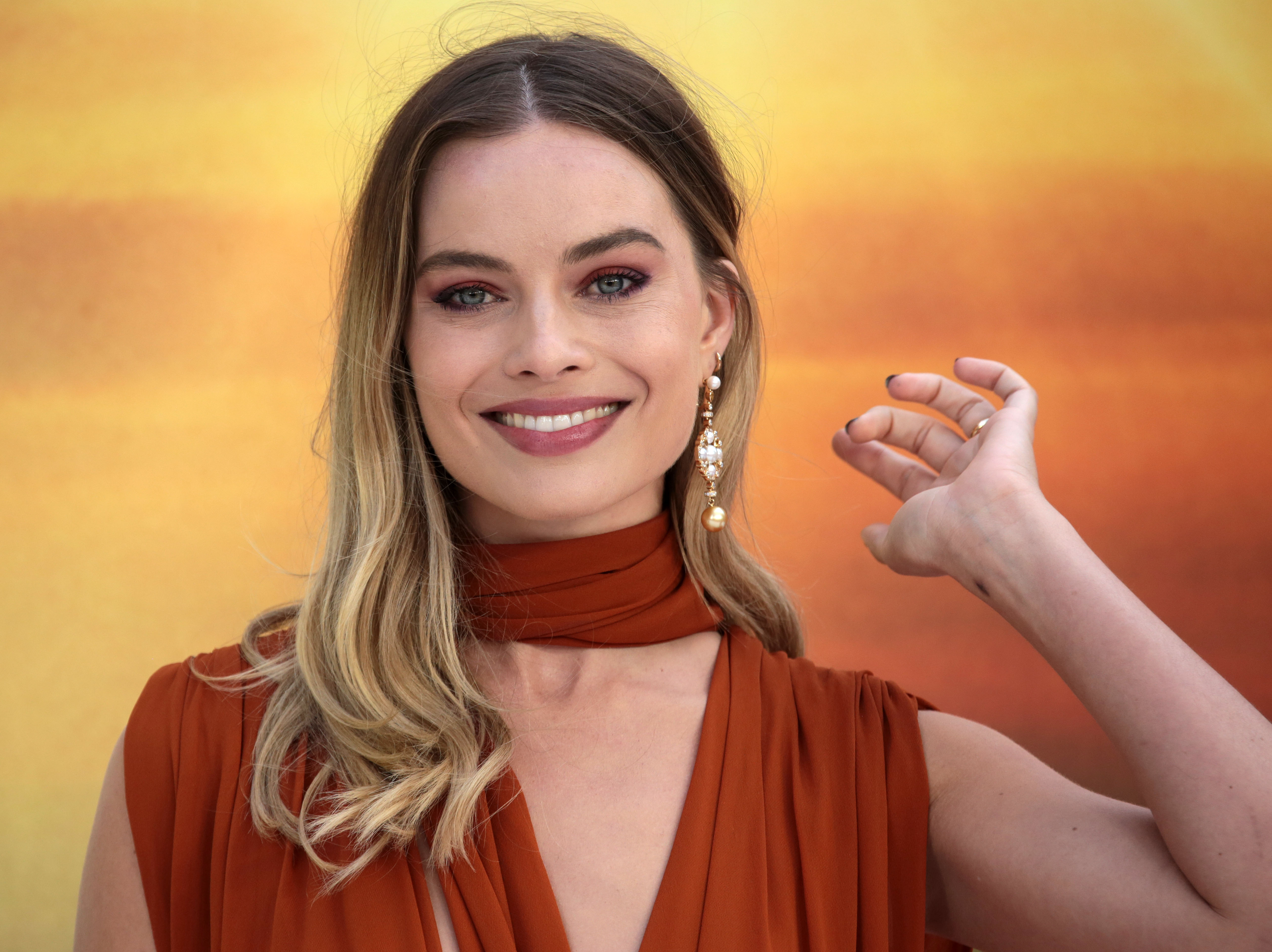 Η Margot Robbie σέταρε το φόρεμα με τη σκιά της (και τώρα θέλουμε και τα δύο)!