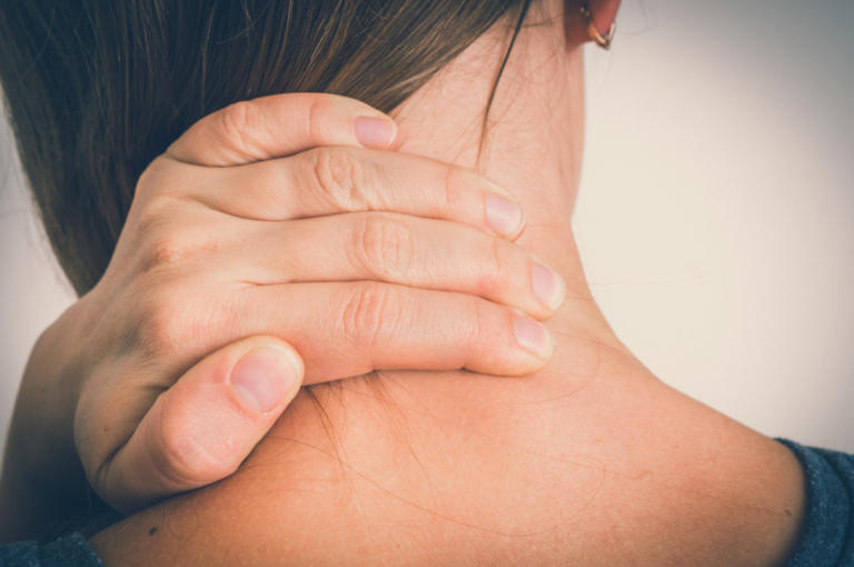 Αυχενικό σύνδρομο: Γιατί και πότε έχεις πόνους στον αυχένα;