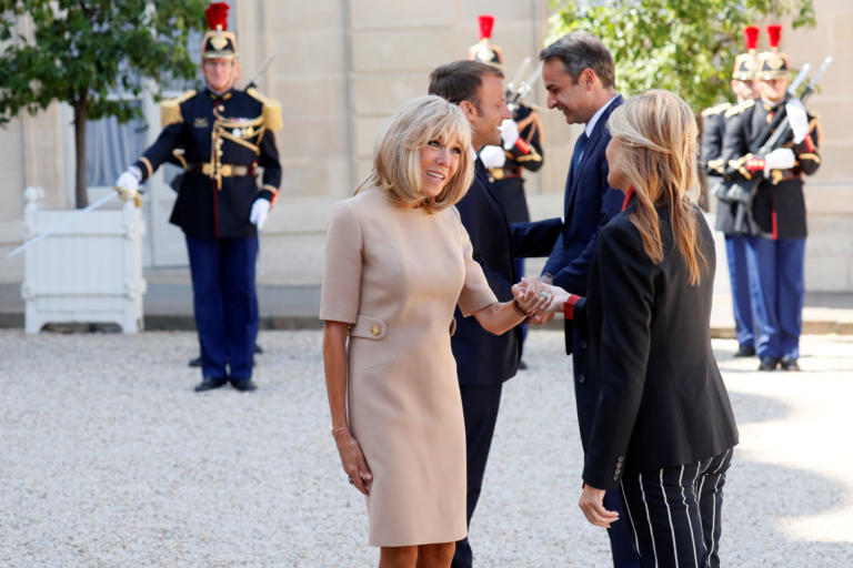 Brigitte Macron: Αυτός είναι ο λόγος που χαιρέτησε με το αριστερό χέρι την Μαρέβα Μητσοτάκη! [pics]