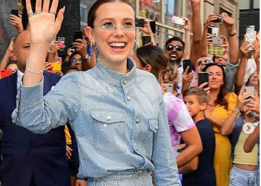 Denim on denim!Δες πως το φόρεσε η Millie Bobby Brown