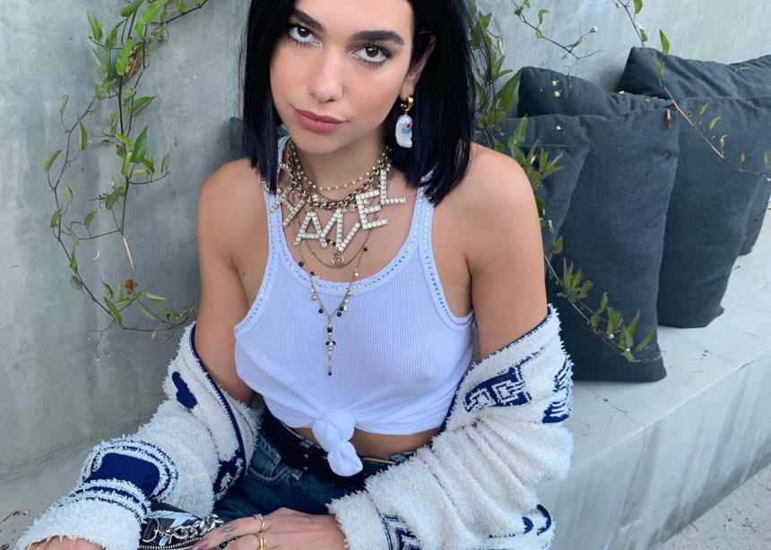 Η Dua Lipa σου δείχνει ποια είναι τα βασικά top που συνδυάζει με τα jean της!