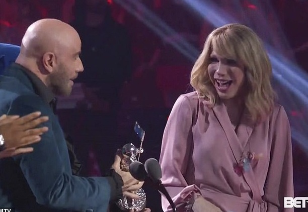 Η απολαυστική γκάφα του John Travolta στα MΤV Awards! Μπέρδεψε drag queen με την Taylor Swift!