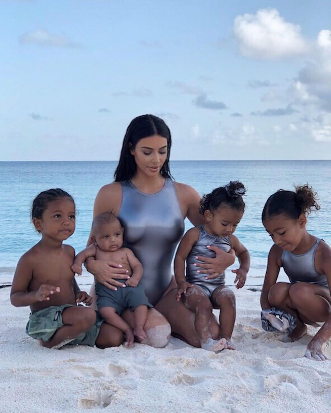 Κim Kardashian: Στην παραλία στις Μπαχάμες φορώντας το ίδιο μαγιό με τις κόρες της! [pics]