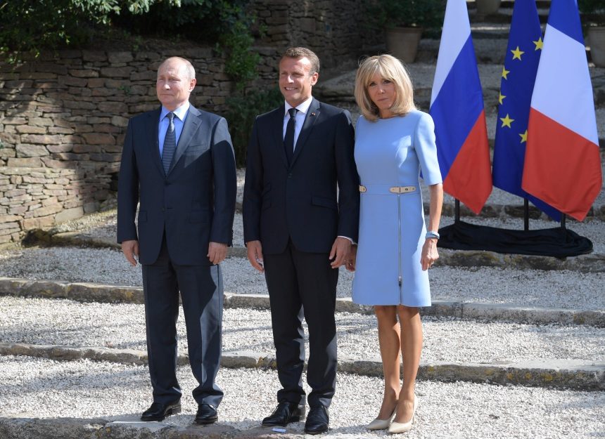 Brigitte Macron: Η πρώτη δημόσια εμφάνιση μετά την πλαστική επέμβαση στο πρόσωπο! Φωτογραφίες | tlife.gr