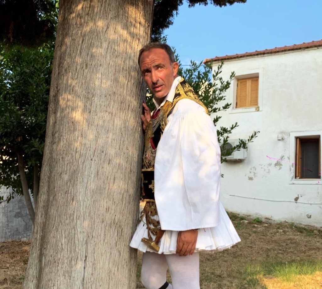 Nίκος Αλιάγας: Ο λεβέντικος χορός του με φουστανέλα στο πανηγύρι στην πατρίδα του! Βίντεο