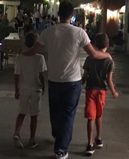 Νίκος Χατζηνικολάου: Φωτογραφίζει τους τρεις γιους του στις καλοκαιρινές διακοπές τους!
