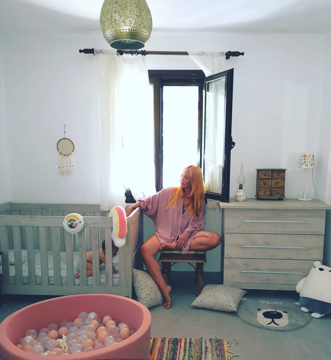 Πηνελόπη Αναστασοπούλου: Μας δείχνει το υπέροχο δωμάτιο των παιδιών της στο εξοχικό σπίτι (εικόνα)
