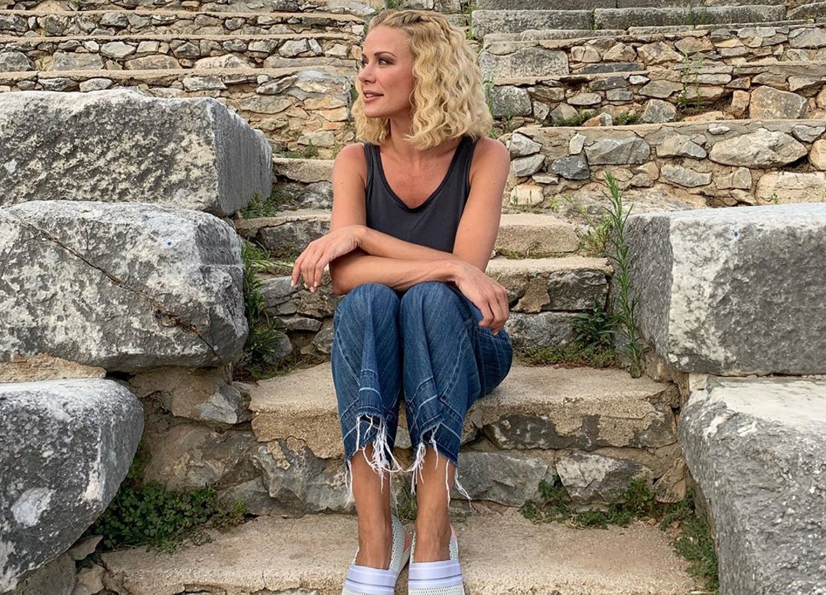 Ζέτα Μακρυπούλια: Πού και με ποιους κάνει διακοπές η γνωστή παρουσιάστρια [pics]