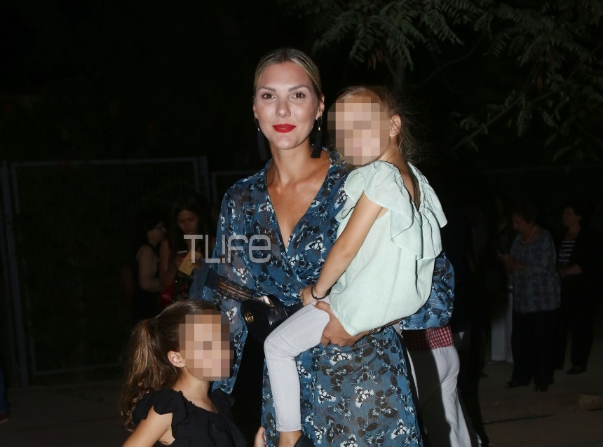 Θέλξη: Σπάνια δημόσια εμφάνιση με τις κόρες της! [pics]