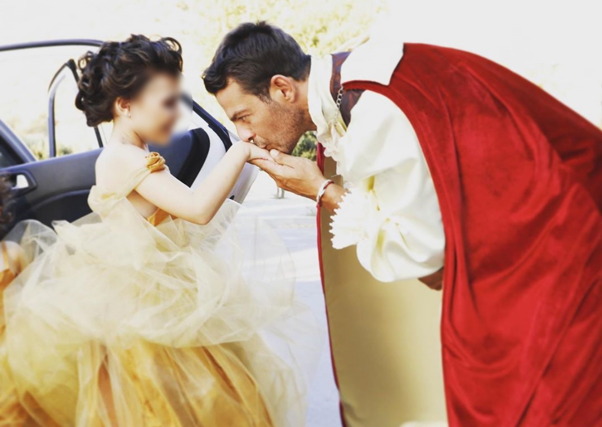 Γιώργος Αγγελόπουλος: Ντύθηκε πρίγκιπας και εκπλήρωσε την ευχή της μικρής Ελένης! [pics,video]