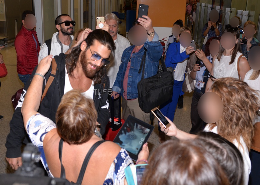 Χαμός με την άφιξη του κούκλου πρωταγωνιστή του «Φτερωτού Θεού» στην Ελλάδα! Φωτογραφίες από το αεροδρόμιο