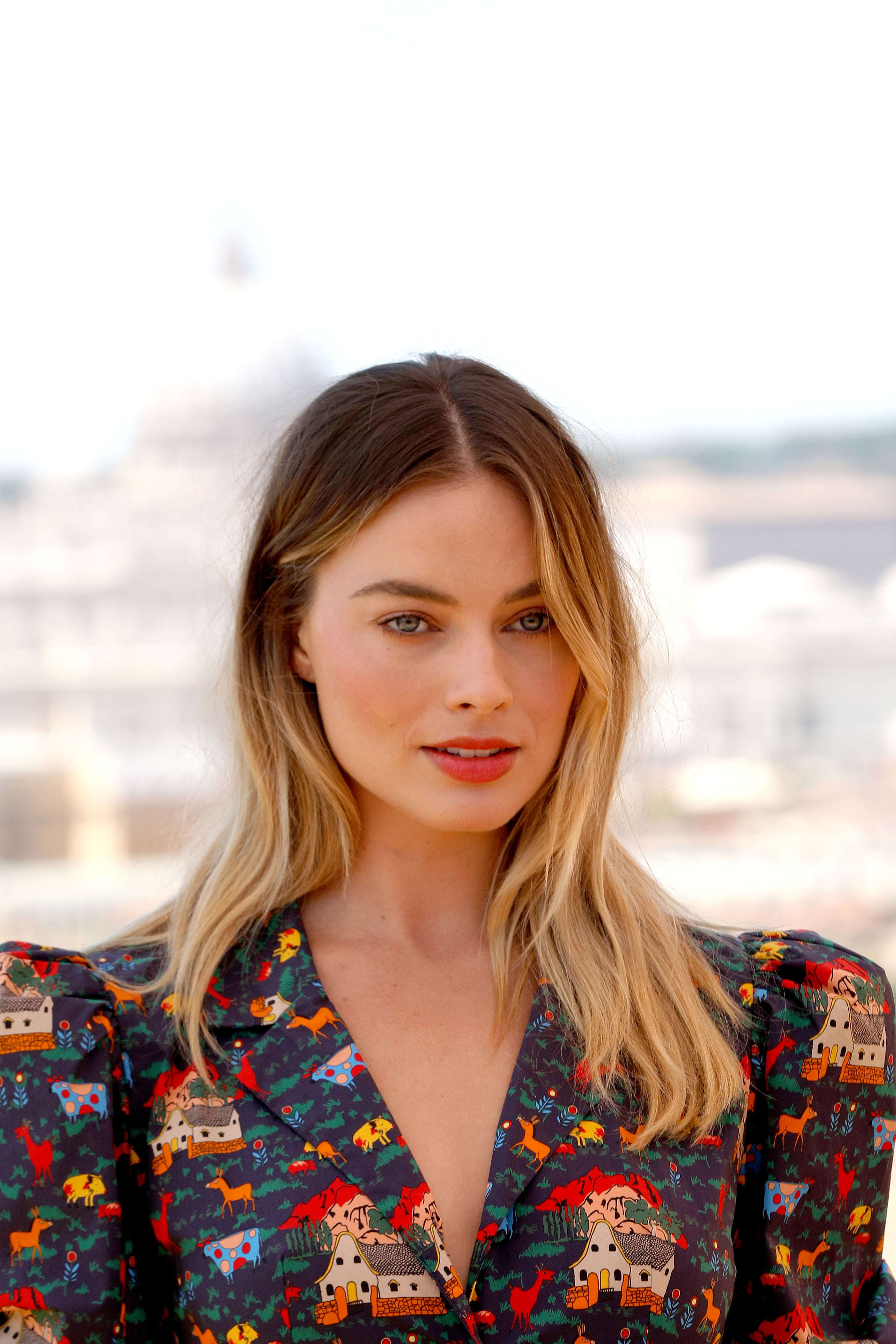 H Margot Robbie με πορτοκαλί μαλλιά είναι ένας άλλος άνθρωπος!