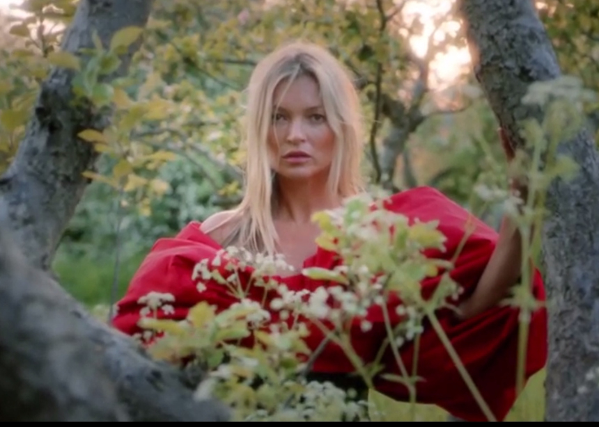H Kate Moss στο νέο fashion video του Αlexander McQueen