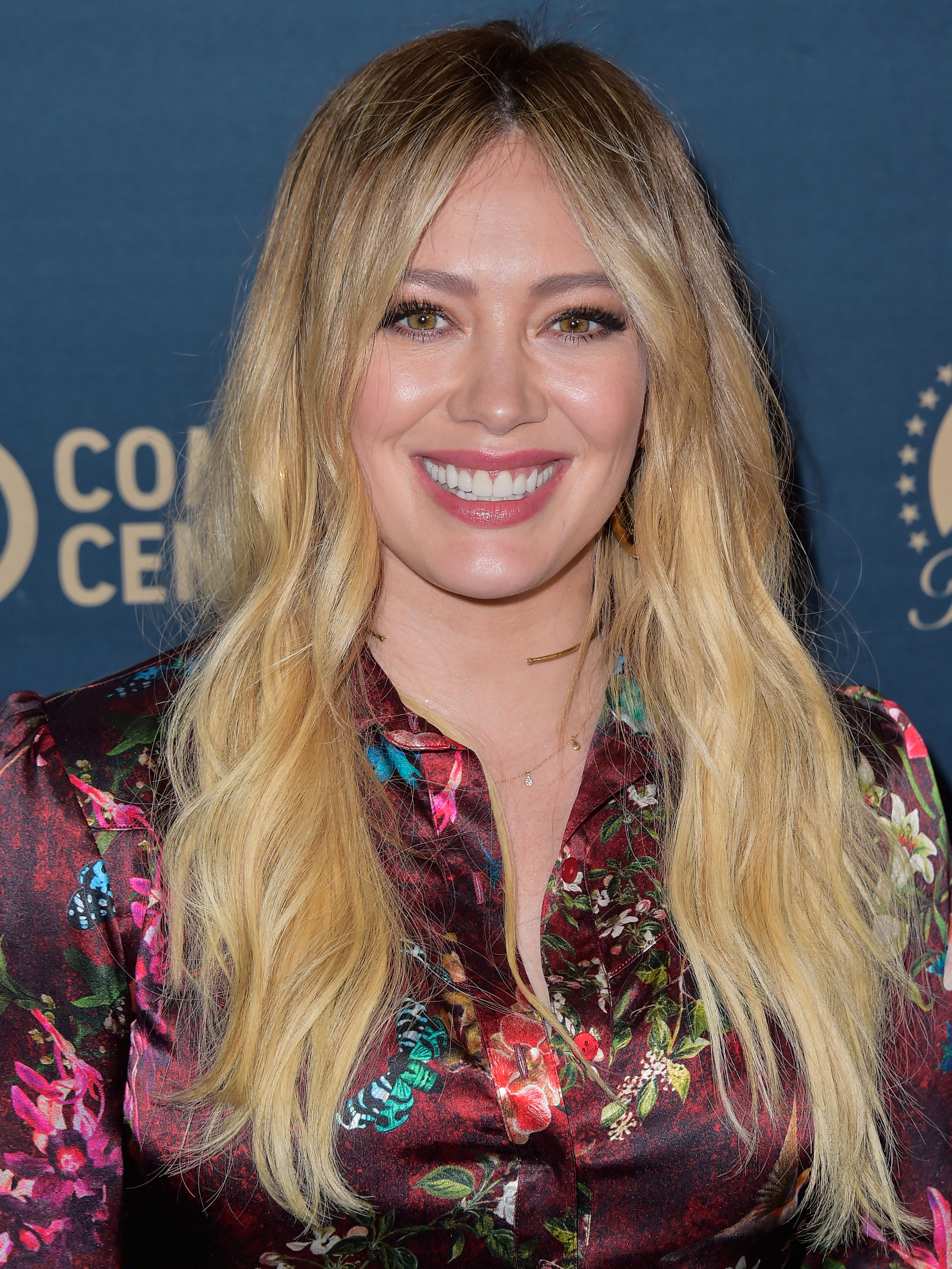 Η Hilary Duff μας δείχνει πώς κάνει το μακιγιάζ της! Πάτησε play!