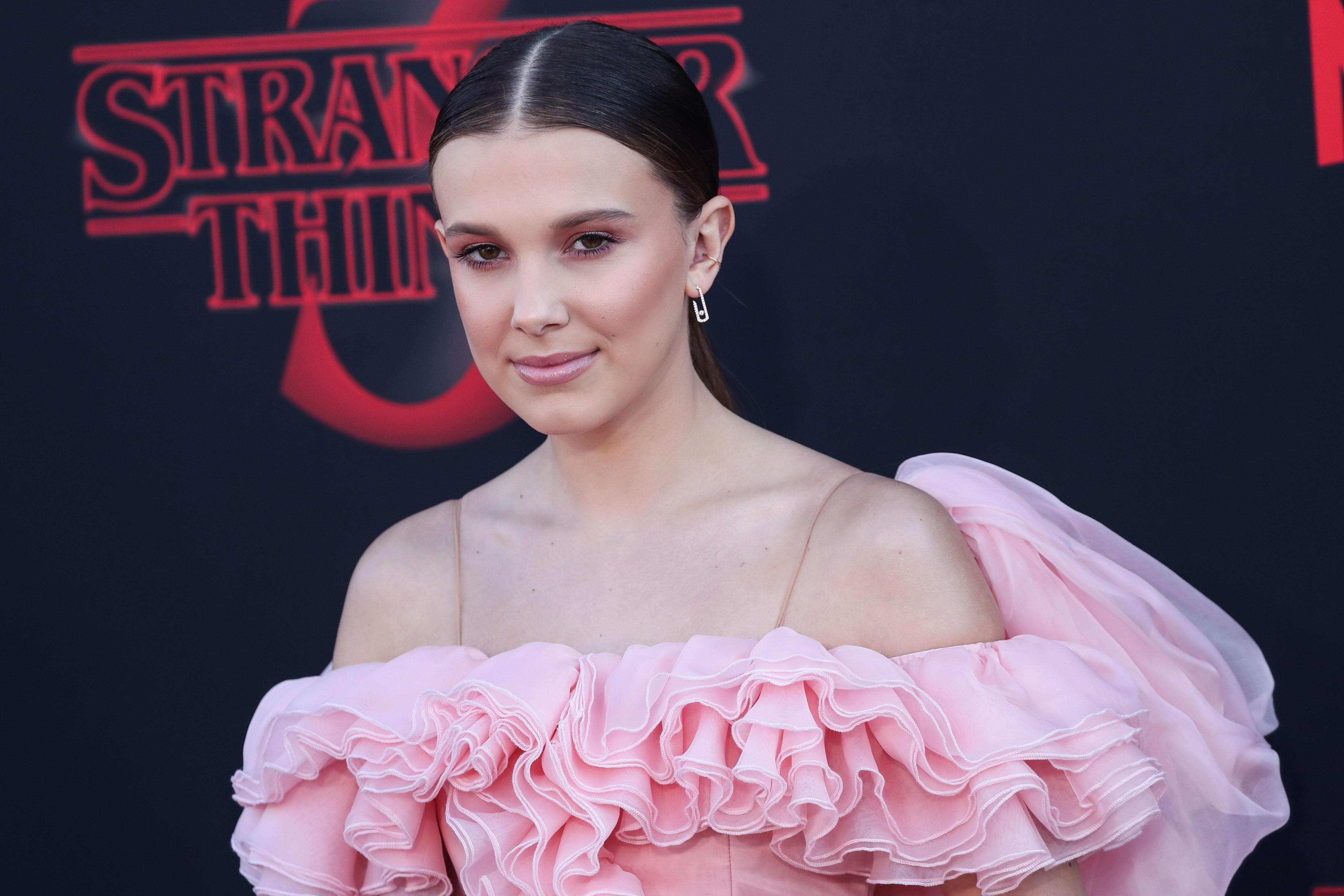 Η Millie Bobby Brown αποκάλυψε πώς τα ξυρισμένα της μαλλιά την οδήγησαν να δημιουργήσει την εταιρία καλλυντικών της!