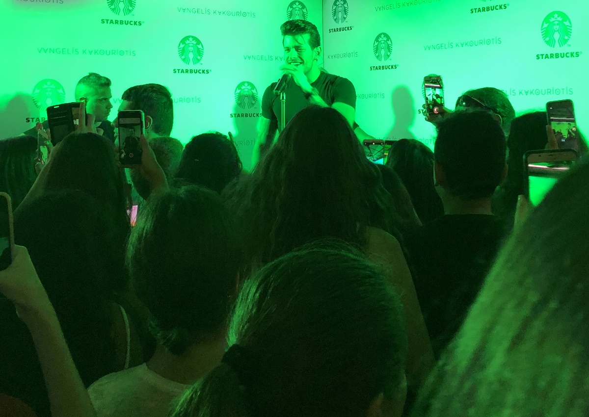 Βαγγέλης Κακουριώτης: «Μάγεψε» σε μία special unplugged εμφάνιση στη Γλυφάδα! [pics,video]