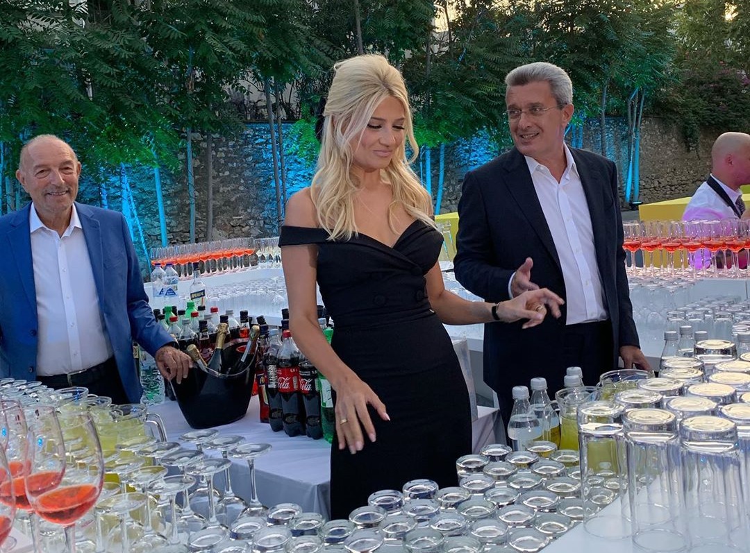 Σκορδά – Χατζηνικολάου: Σέρβιραν ποτά τους καλεσμένους στην παρουσίαση του ANT1! [vids]