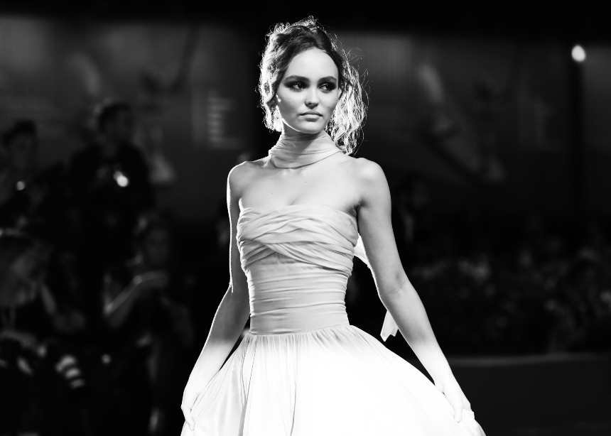 H Lily Rose Depp στο red carpet με εμφάνιση που θύμισε old Hollywood!