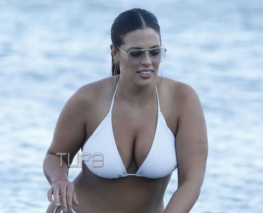 Ashley Graham: Δημόσια εμφάνιση με latex φόρεμα για την εγκυμονούσα plus size καλλονή! [pics]