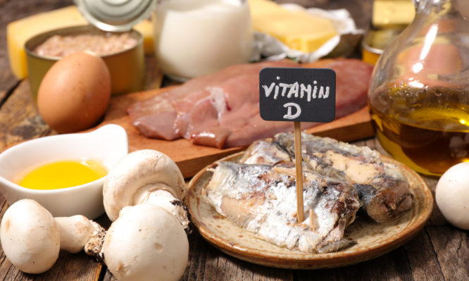 Βιταμίνη D: Σε ποιες τροφές θα την βρεις – Πόση χρειάζεσαι ανά ηλικία – Τι να προσέχεις [vids]
