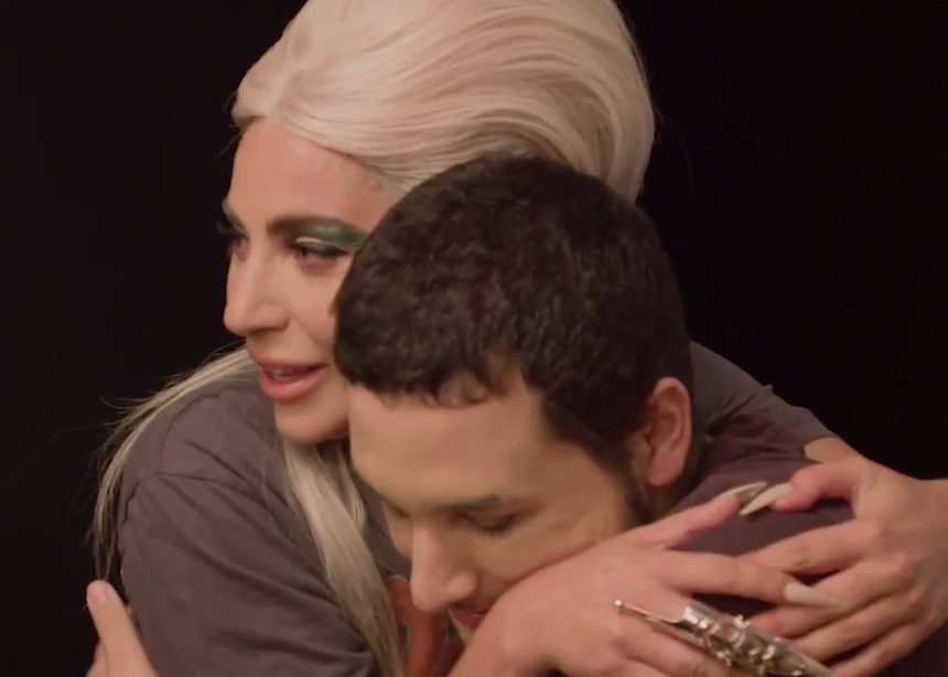Η Lady Gaga εμφανίστηκε ξαφνικά μπροστά από έναν θαυμαστή της και του έκανε μακιγιάζ!