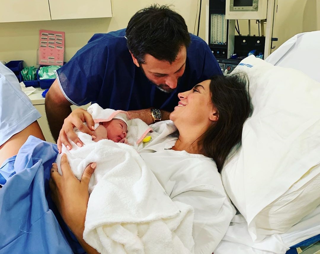 Φελίσια Λαπάτη: Οι πρώτες φωτογραφίες μέσα από το μαιευτήριο μετά τη γέννηση του γιου της