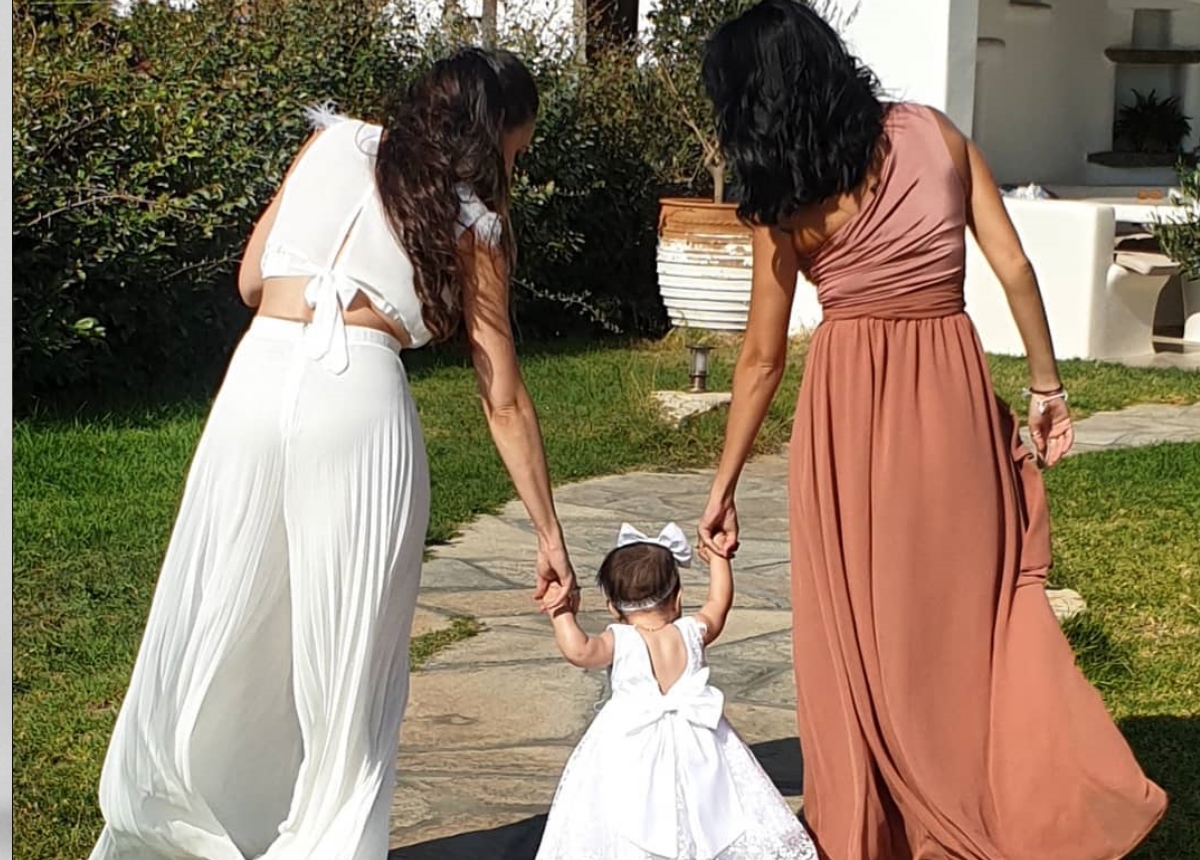 Γνωστή Ελληνίδα ηθοποιός βάφτισε την κόρη της στην Τήνο!