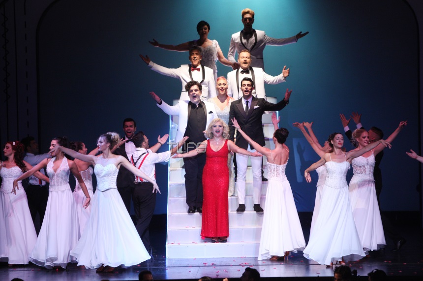 Η «Παριζιάνα» έκανε πρεμιέρα στο θέατρο Broadway! Εντυπωσιακές φωτογραφίες