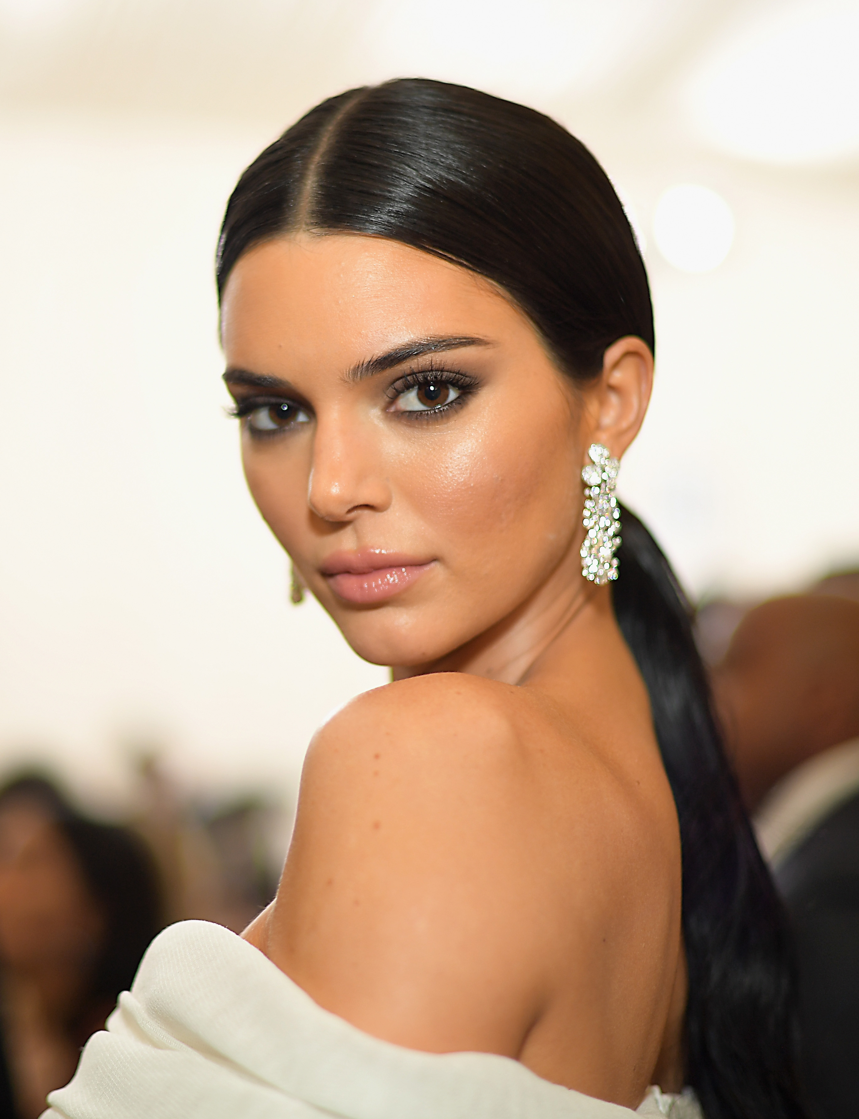 Δεν το περιμέναμε! Το χτένισμα που επέλεξε η Kendall Jenner για τον γάμο των Bieber!